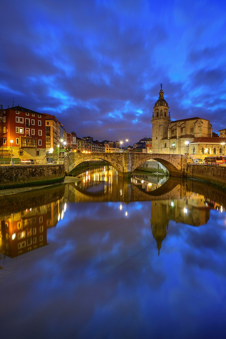Beleuchtete Altstadt von Bilbao mit Kathedral San Anton am Fluss Nervion, Bilbao, Baskenland, Spanien