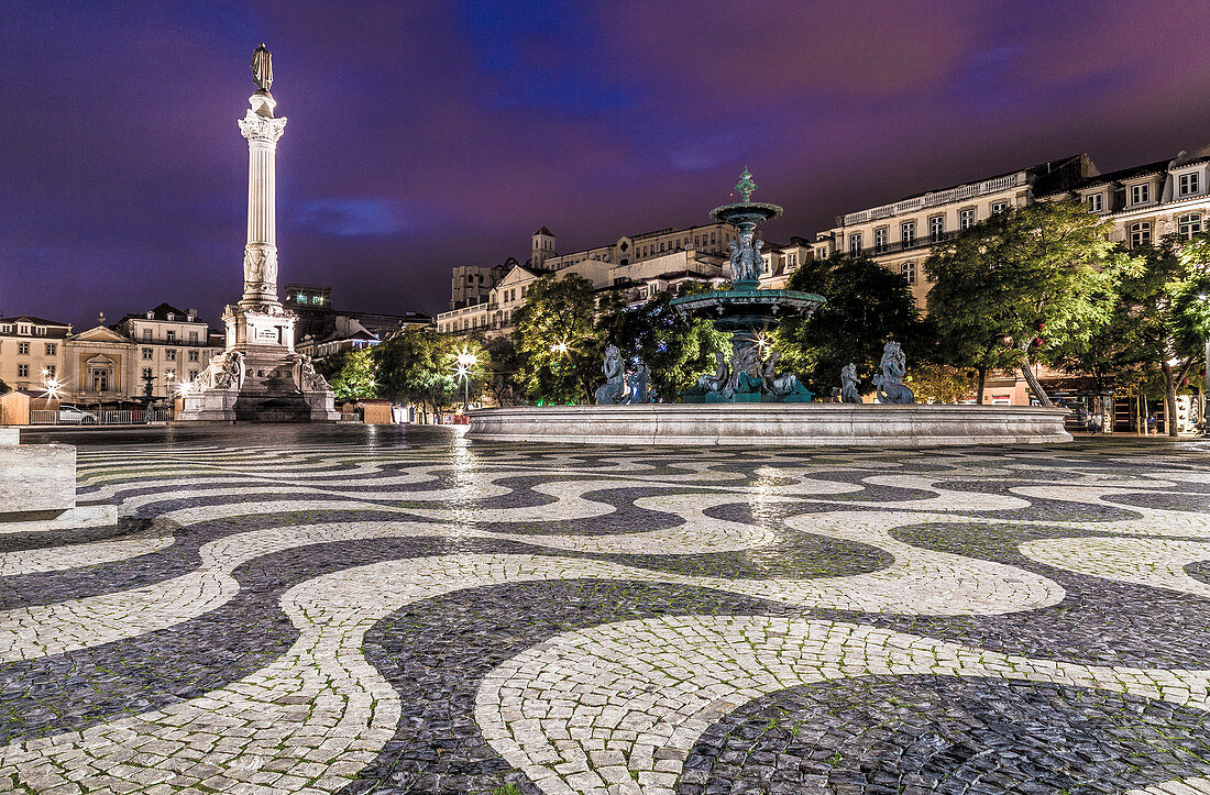 Rossio Platz in Lissabon bei Nacht, Portugal