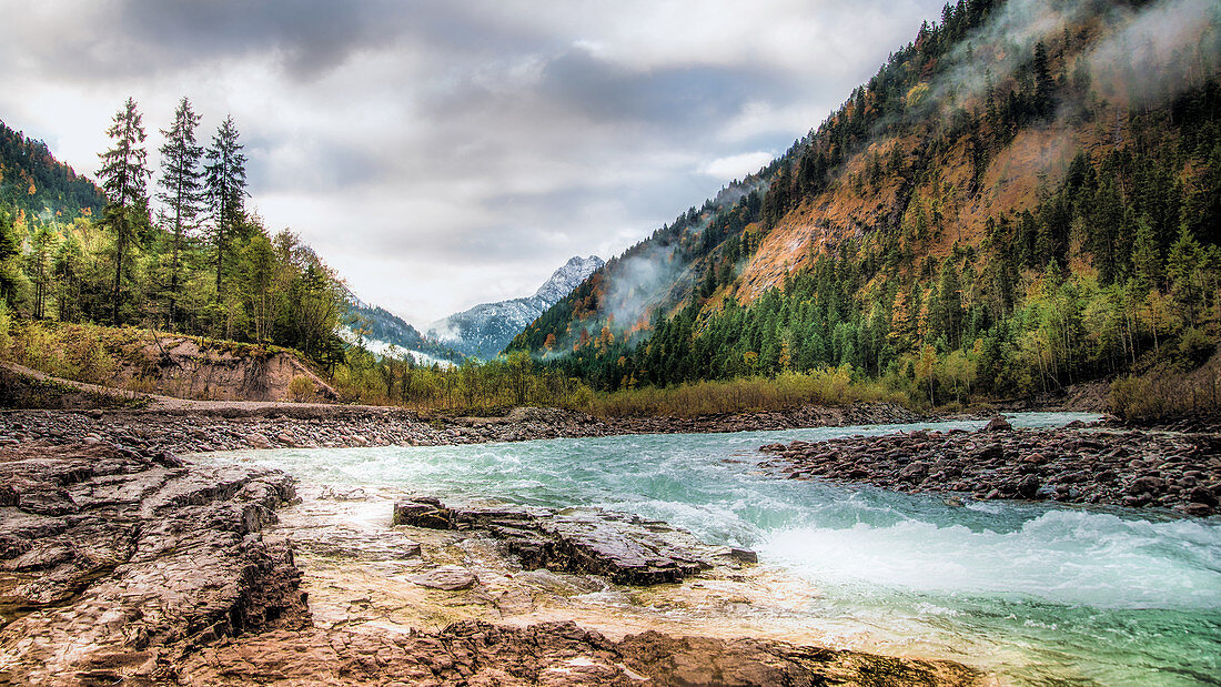 Eng im Herbst mit Karwendelblick, Bayern, Deutschland