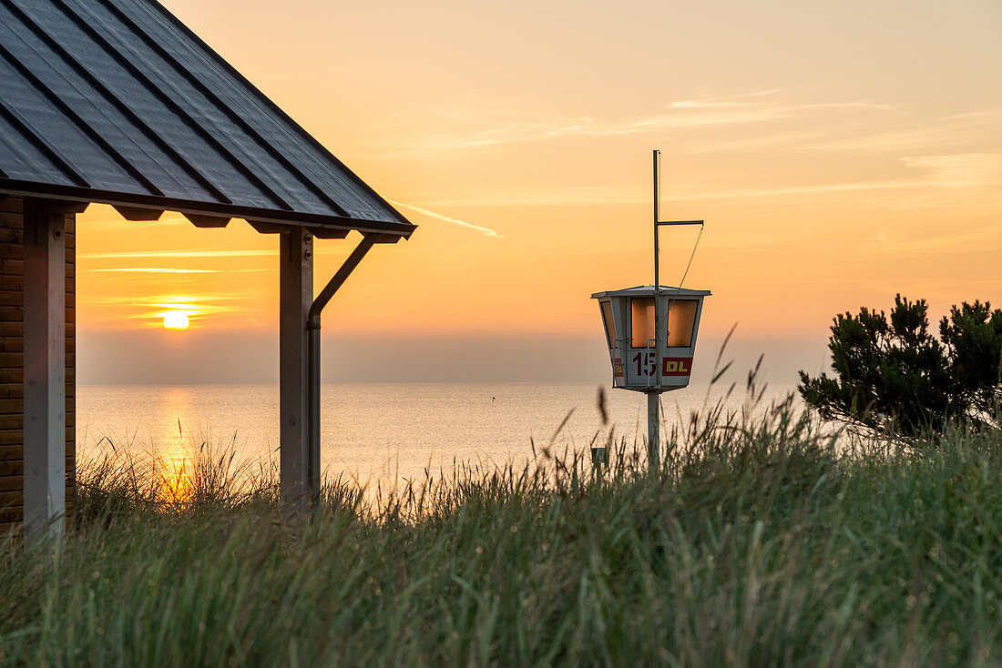 Sonnenaufgang am Strand von Dahme mit DLRG Wachturm, Ostsee, Ostholstein, Schleswig-Holstein, Deutschland