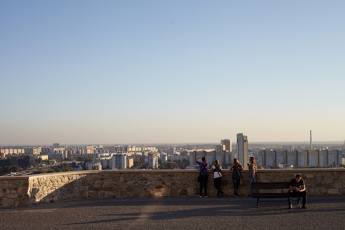 Touristen auf dem Vorplatz der Burg Bratislava, Bratislava, Slowakei