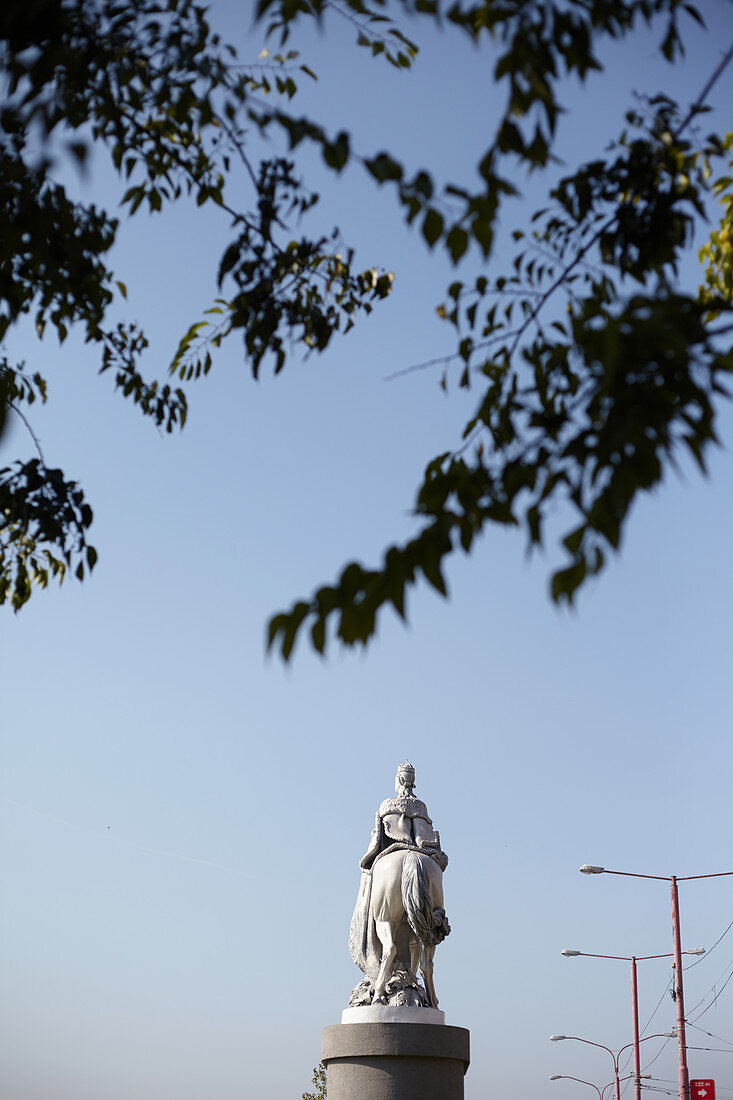Reiterin auf Pferd Statue an der Donau Promenade in Bratislava, Slowakei