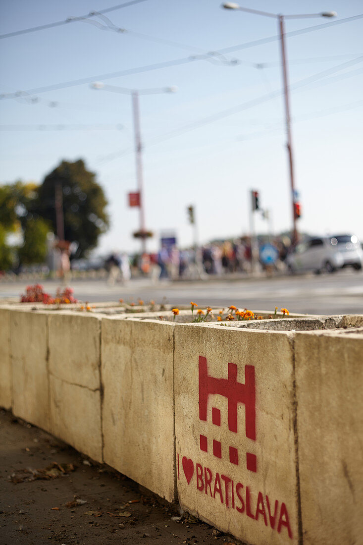 Pflanzkübel an der Donauseite in Bratislava, Slowakei