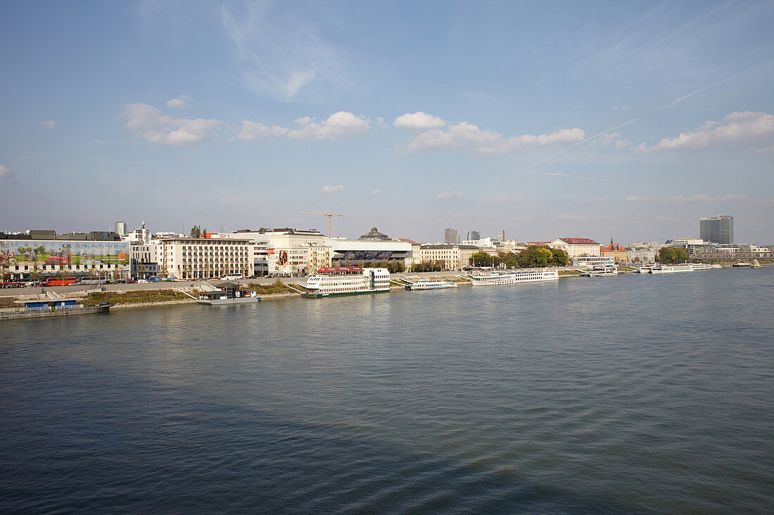 Donau, Schiffsanleger und Häuserfront, Bratislava, Slowakei