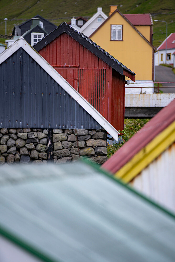 Bunte Häuser im Fischerdorf Gjógv, Färöer Inseln