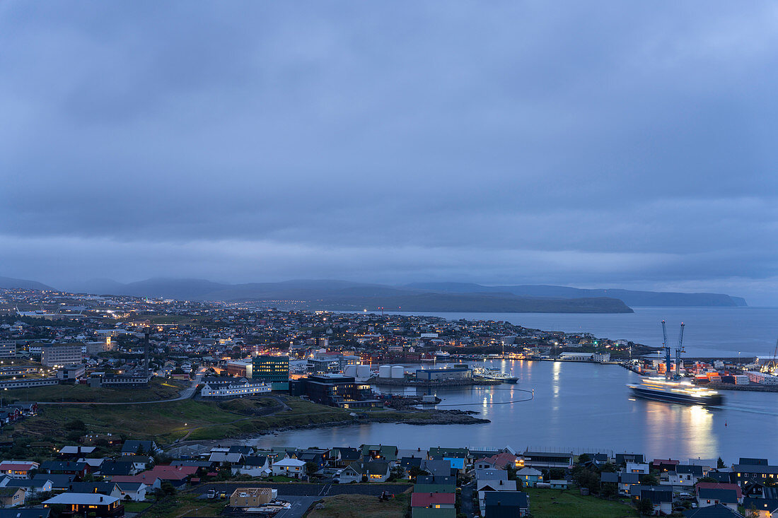Blick von oben auf die Hauptadt der Färöer Inseln, Thorshavn, zur blauen Stunde