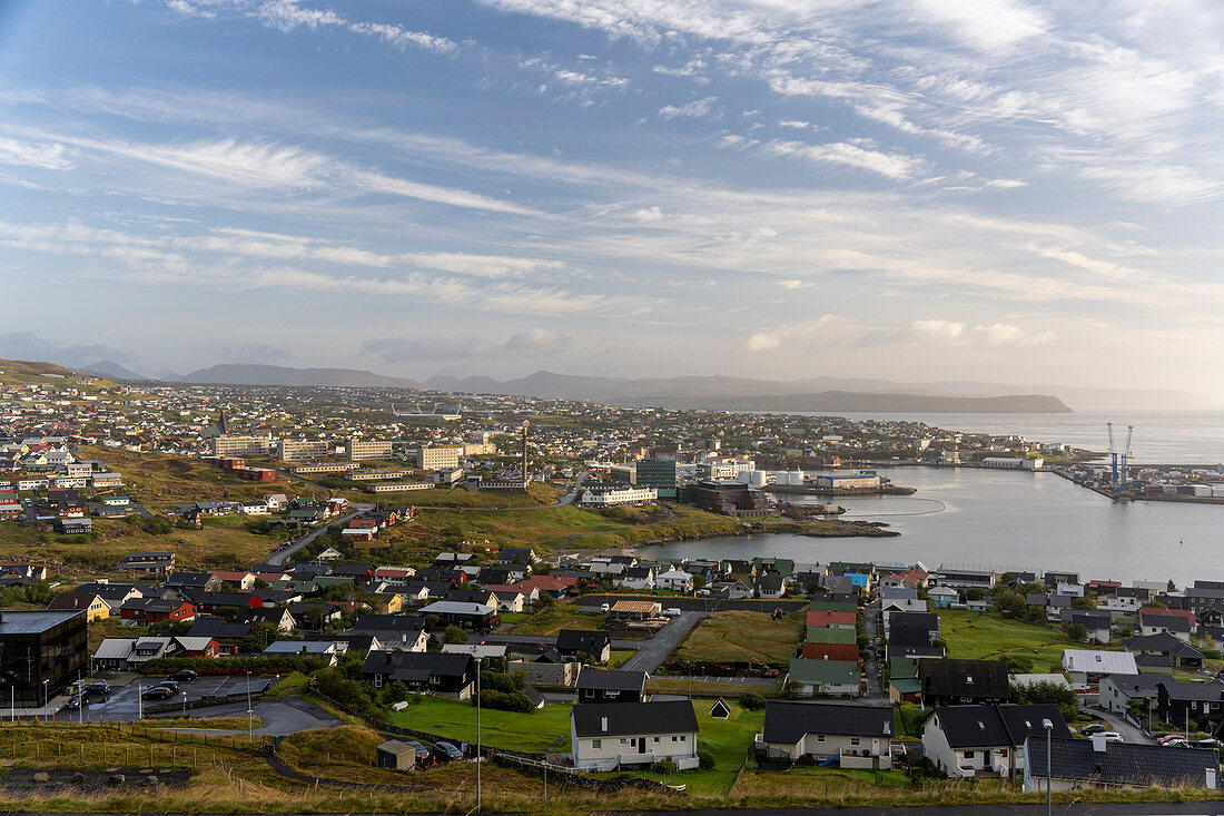 Erhöhter Blick auf die Hauptadt der Färöer Inseln, Thorshavn, bei Sonnenaufgang