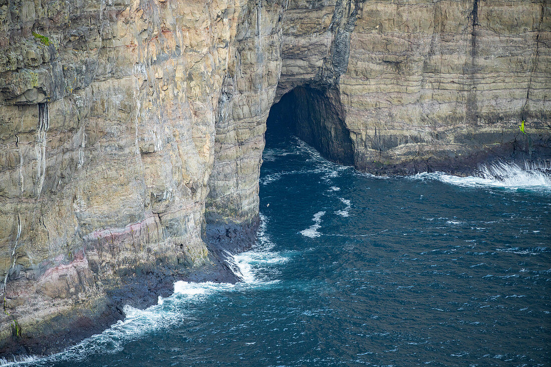 Höhle im Felsen am Leitisvatn, auch Sørvágsvatn genannt, Vágar, Färöer Inseln