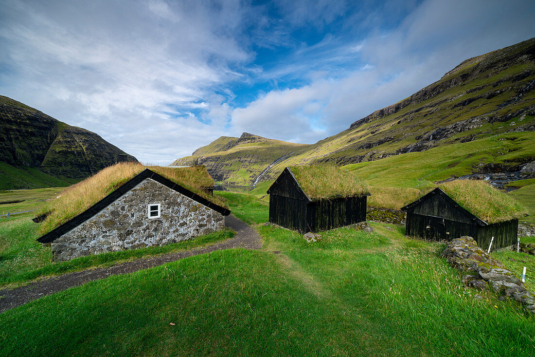 Historische Häuser mit grasbewachsenen Dächern an einem der schönsten Orte der Welt, Saksun, Insel Streymoy auf den Färöer Inseln