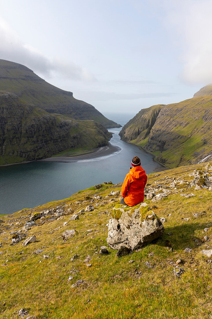 Frau blickt auf die Lagune von Saksun, Insel Streymoy auf den Färoer Inseln