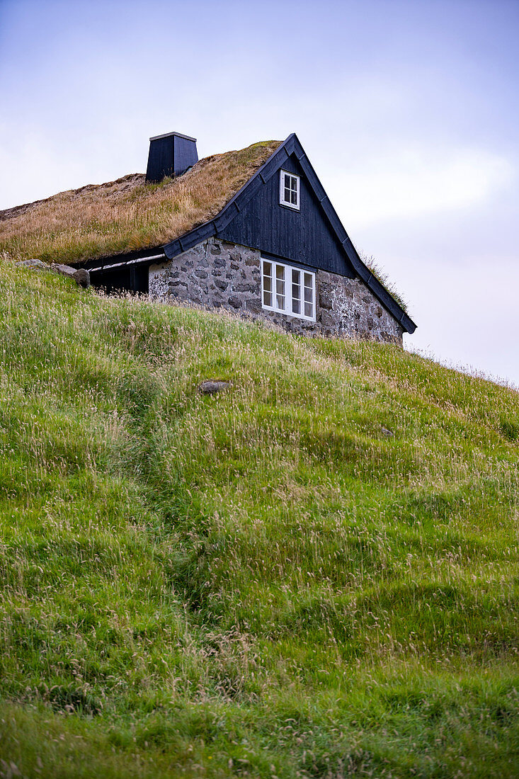 Blick auf die historisches Haus von Saksun, mit grasbewachsenem Dach, Insel Streymoy auf den Färöer Inseln