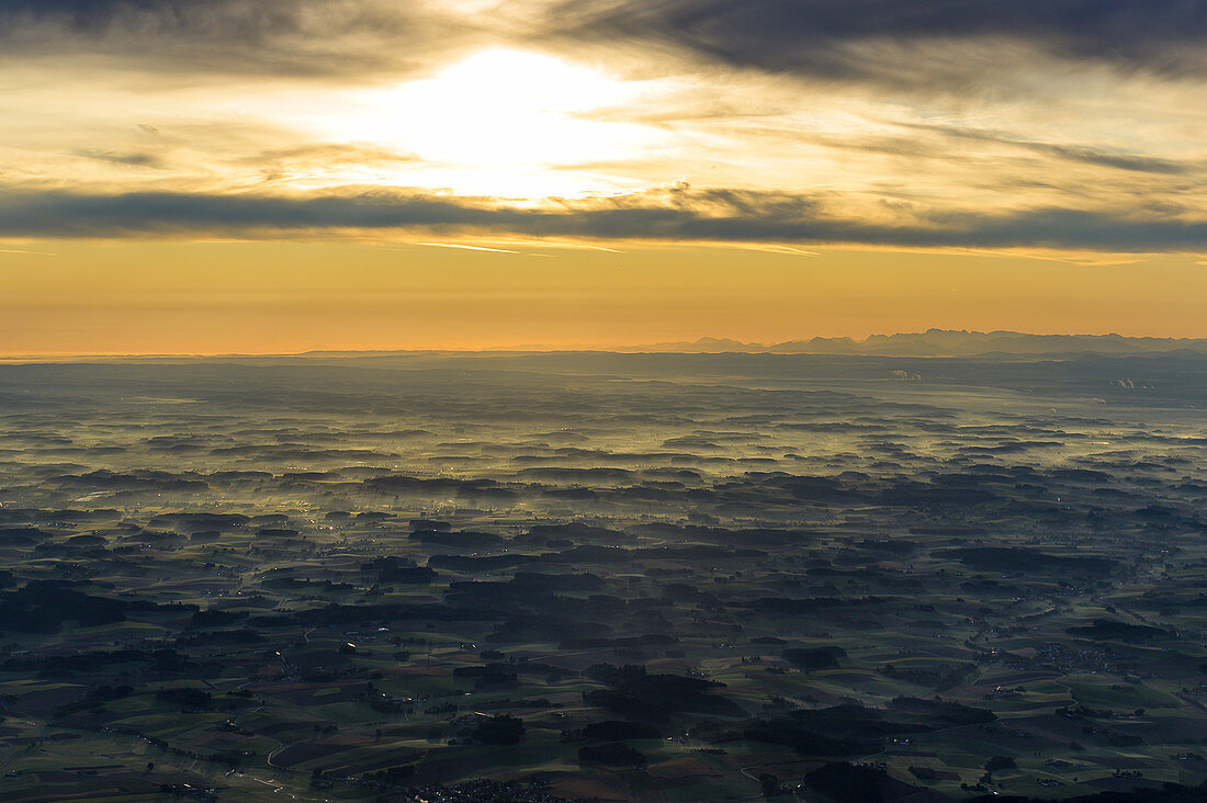 Sonnenaufgang über Bayern aus der Luft,  Deutschland