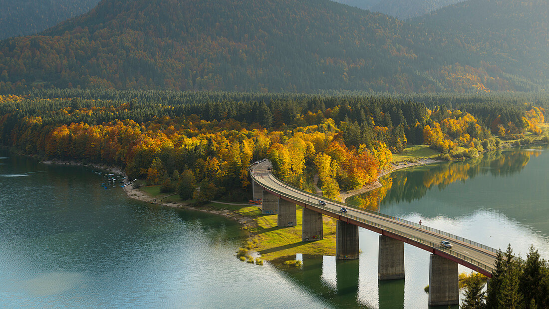 Herbst am Sylvensteinspeicher, Bayern, Deutschland