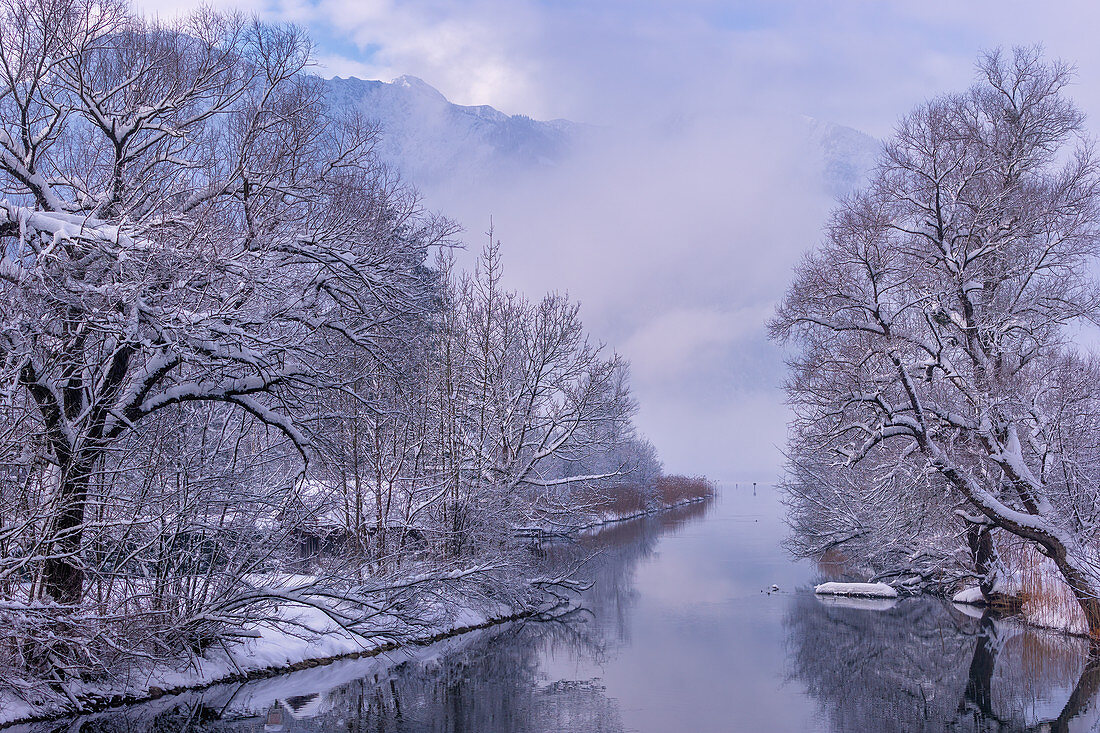 Loisachablauf bei Kochel am See im Winterkleid, Kochelsee, Bayern, Deutschland