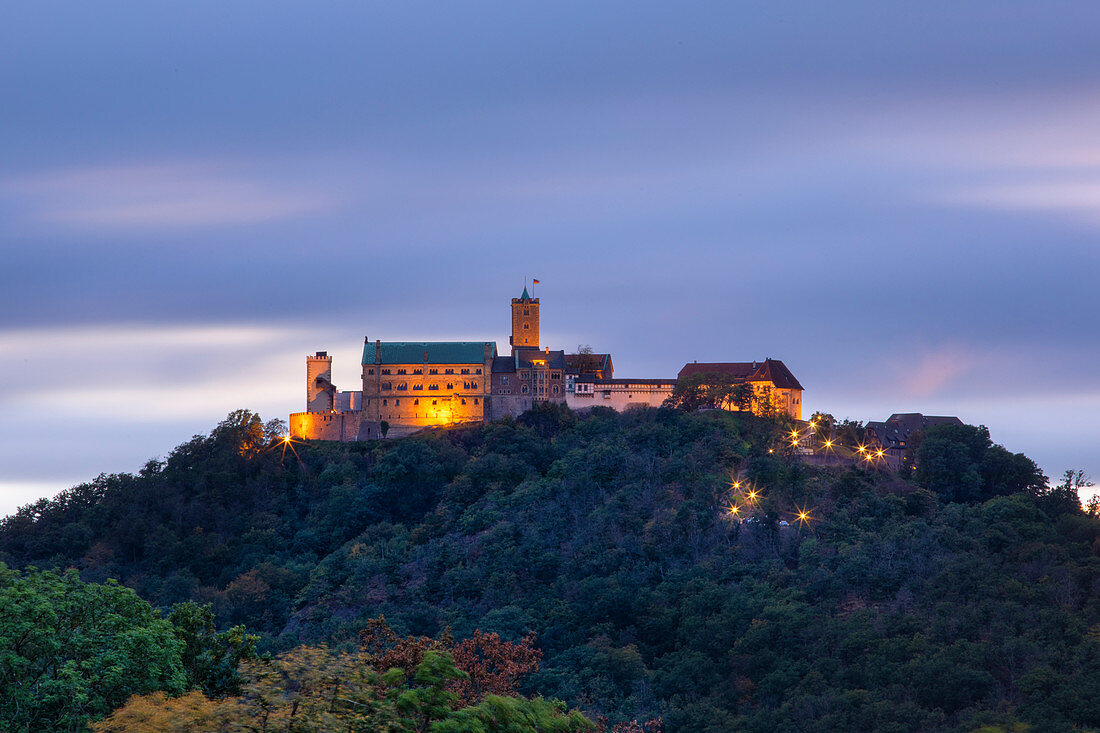 Blick vom Burschenschaftsdenkmal auf die Wartburg zur Blauen Stunde, Eisenach, Thüringen, Deutschland, Europa