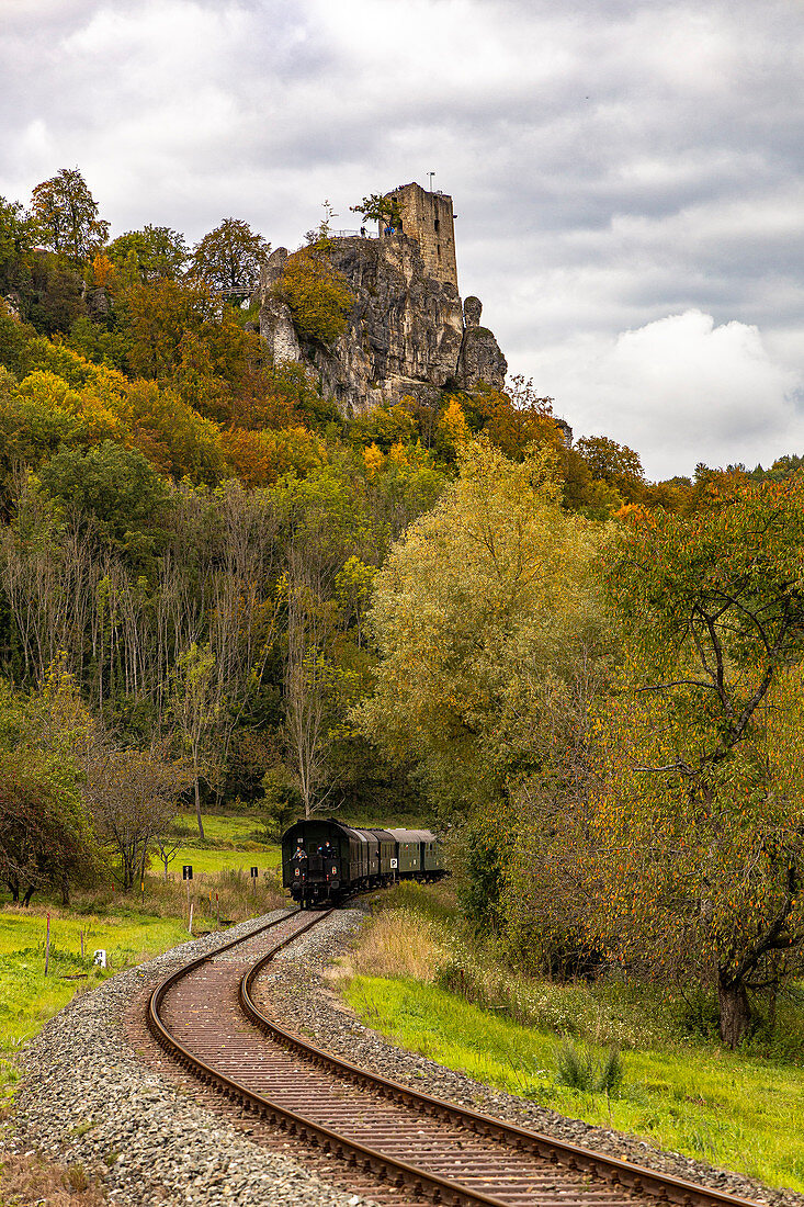 Historische Eisenbahn im Wiesenttal unterhalb der Ruine Neideck, Streitberg, Oberfranken, Bayern, Deutschland