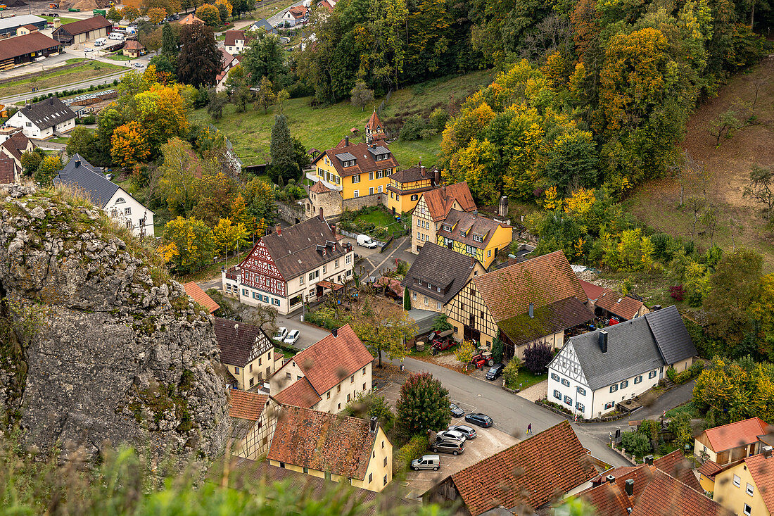 Sicht von Ruine Streitburg auf Streitberg im Herbst, Oberfranken, Bayern, Deutschland