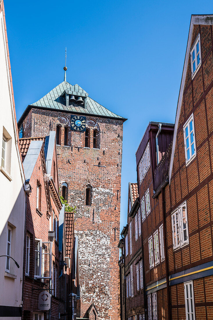 Der schiefe Turm der St. Wilhadi Kirche, Stade, Niedersachsen, Deutschland