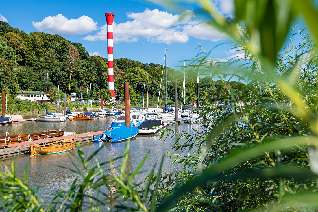 Der 2020 in Betrieb genommene Leuchtturm am Mühlenberger Segelclub, Nienstedten, Hamburg, Deutschland