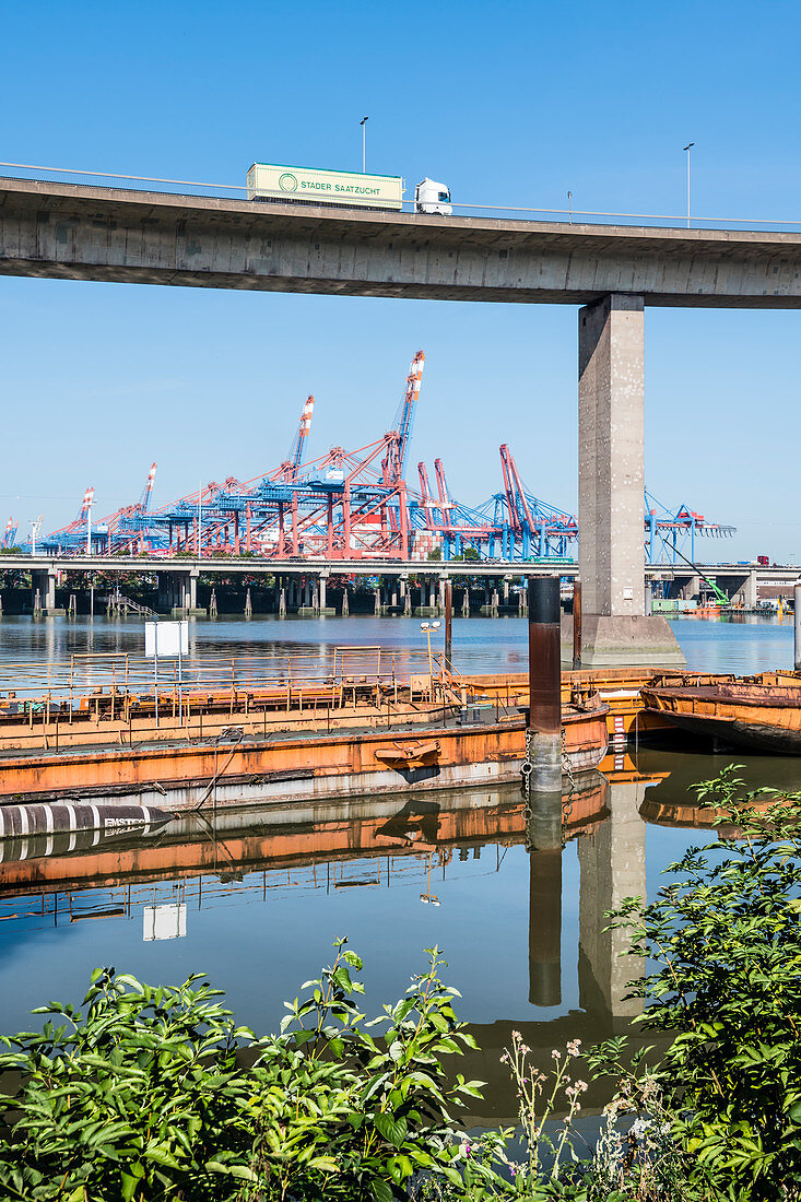 Blick auf die Hochstraße zur Köhlbrandbrücke und das Containerrminal Burchardkai, Waltershof, Hamburg, Deutschland