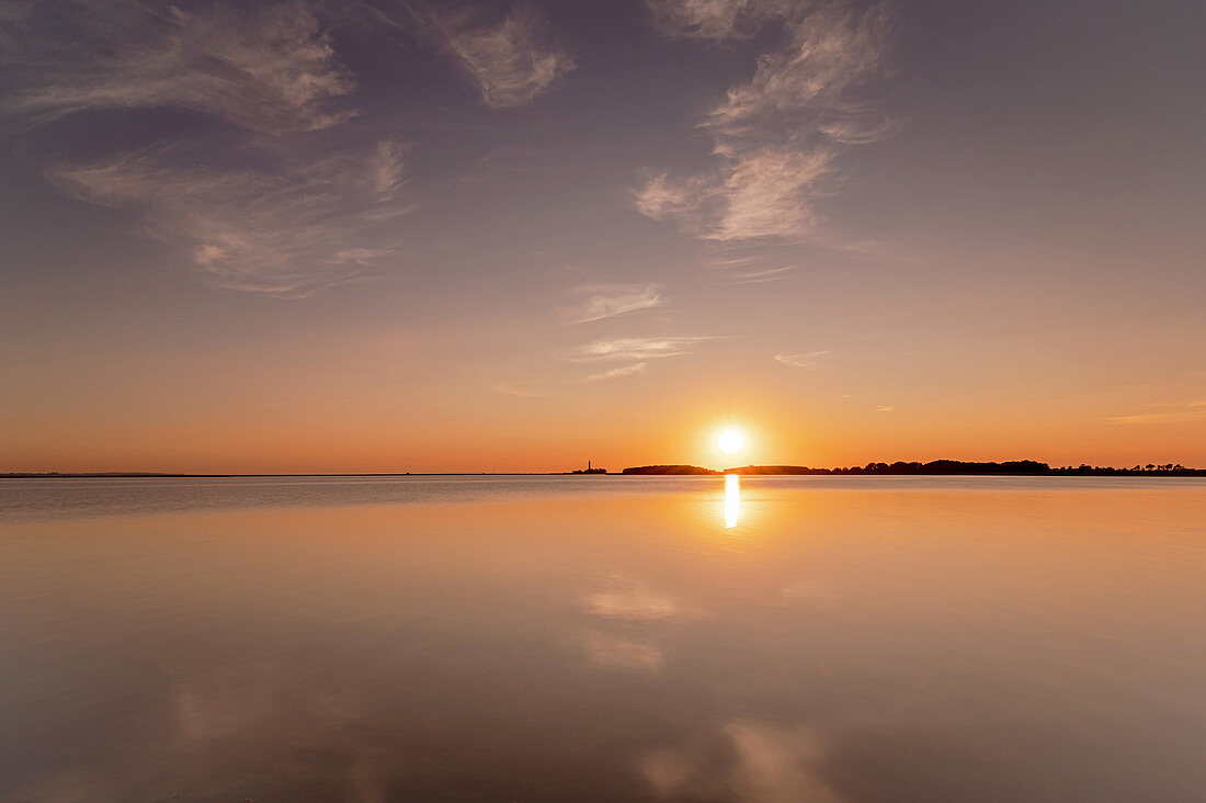 Sonnenuntergang mit Blick auf den Flügger Leuchtturm, Ohrt, Fehmarn, Ostholstein, Deutschland