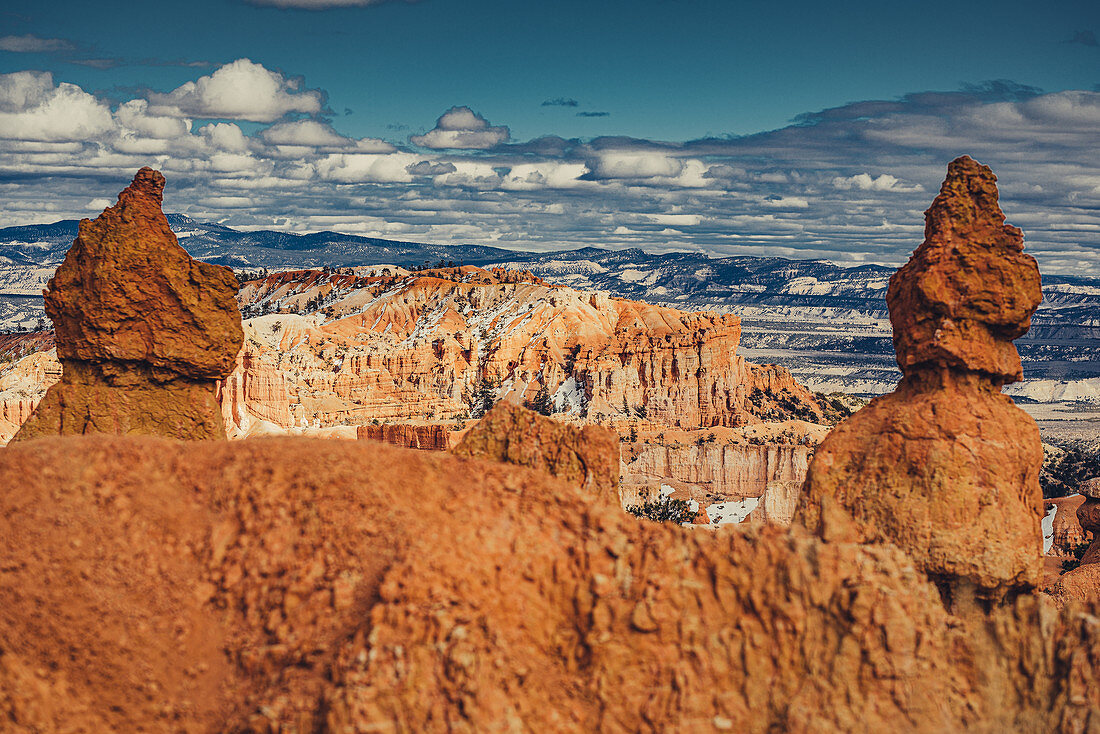 Gesteinsformationen im Bryce Canyon mit Schnee, Utah, USA, Nordamerika