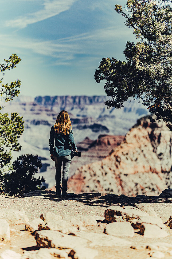 Frau steht am Südrand des Grand Canyon Nationalpark, Arizona, USA, Nordamerika