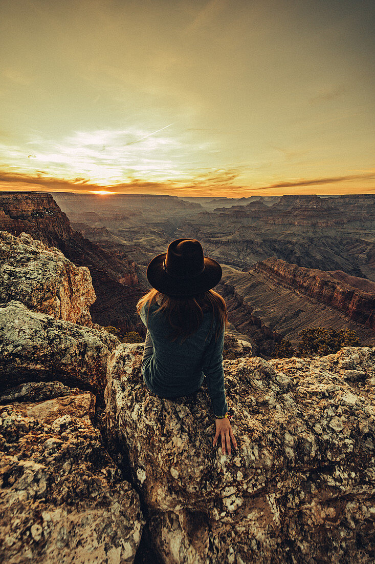 Frau blickt auf Grand Canyon bei Sonnenuntergang, Grand Canyon Nationalpark, Arizona, USA, Nordamerika