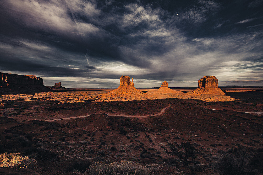 West Mitten Butte, East Mitten Butt und Merrick Butte, Monument Valley, Arizona, Utah, USA, Nordamerika