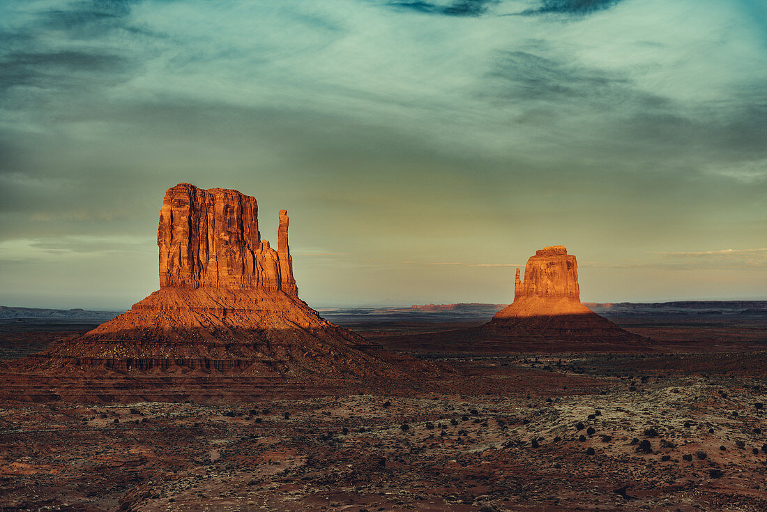 West Mitten Butte and East Mitten Butt in Monument Valley, Arizona, Utah, USA, North America