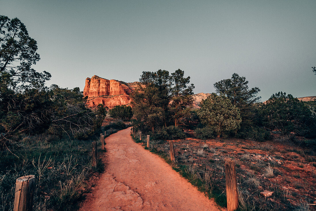 Weg zwischen Felsen in Sedona, Arizona, USA, Nordamerika, Amerika