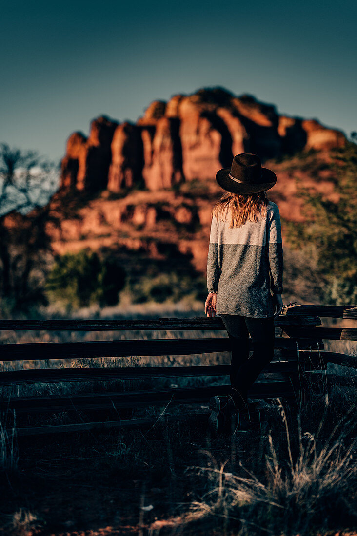 Frau steht an Zaun in Sedona, Arizona, USA, Nordamerika, Amerika