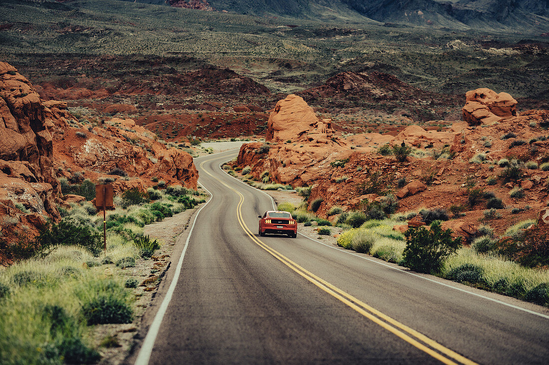 Roter Sportwagen im Valley of Fire State Park, Nevada, USA, Nordamerika, Amerika