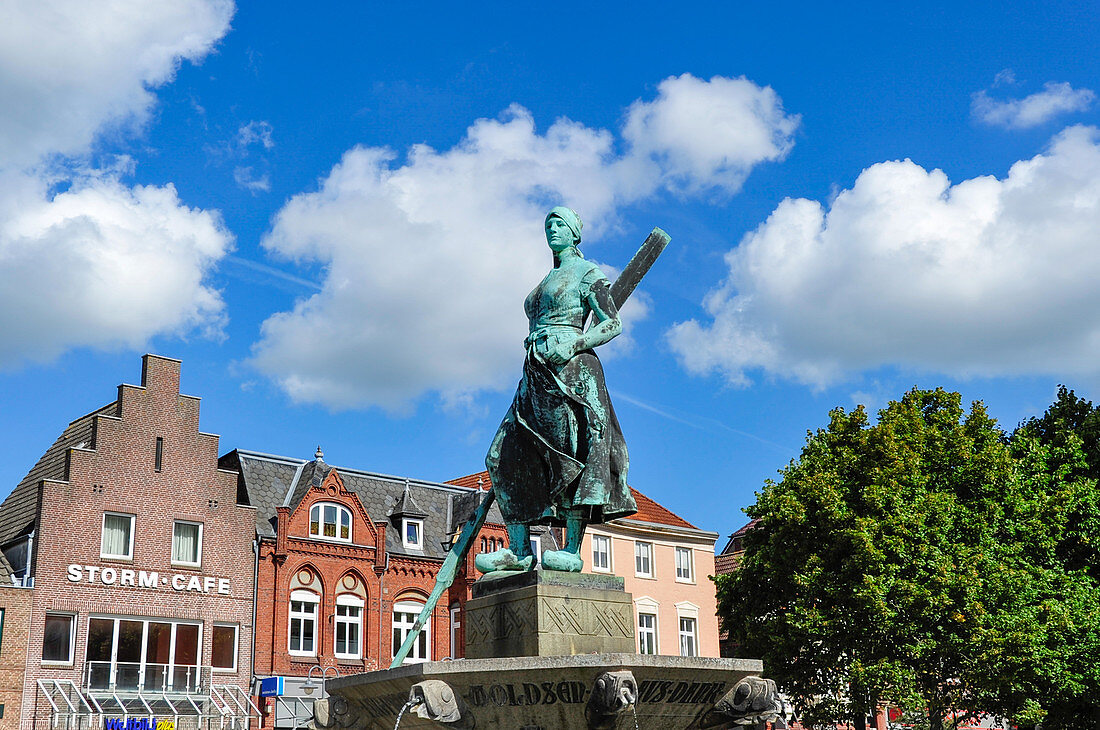 Das Asmussen-Woldsen-Denkmal auf dem Marktplatz in Husum, Schleswig-Holstein, Deutschland