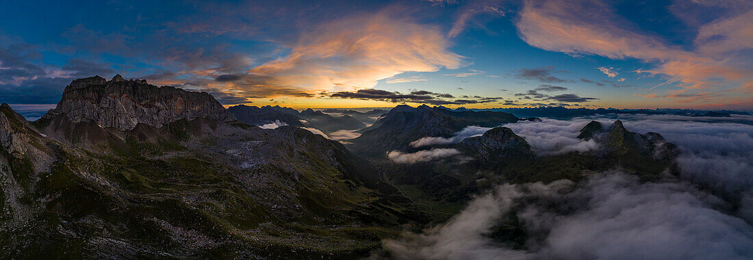 Panorama bei Sonnenaufgang aus der Luft, Rote Wand, Vorarlberg, Österreich