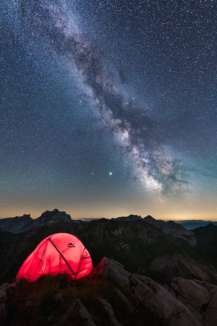 Zelten unter der Milchstraße auf einem Gipfel in den österreichischen Alpen
