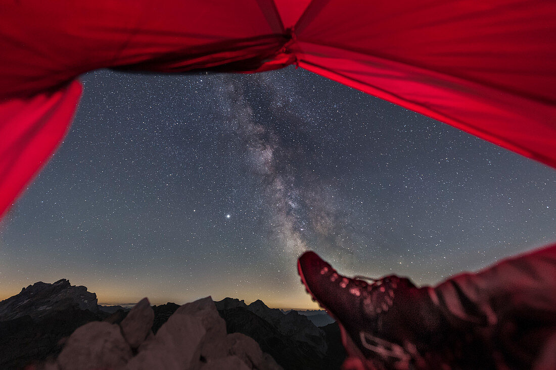 Zelten unter der Milchstraße auf einem Gipfel in den österreichischen Alpen