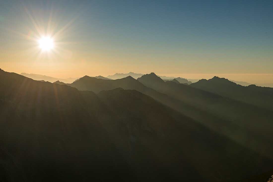 Sonnenuntergang über den Bergen im Vorarlberg, Österreich