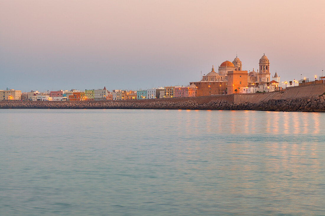 Kathedrale von Cádiz im Morgengrauen, Cádiz, Provinz Cádiz, Andalusien, Spanien