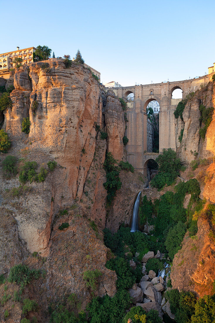 Die Puente Nuevo Brücke bei Sonnenuntergang, Ronda, Provinz Málaga, Andalusien, Spanien