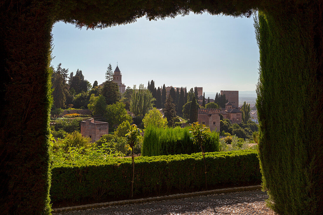 Der Alhambra-Komplex aus den Gärten von Generalife, Granada, Provinz Granada, Andalusien, Spanien