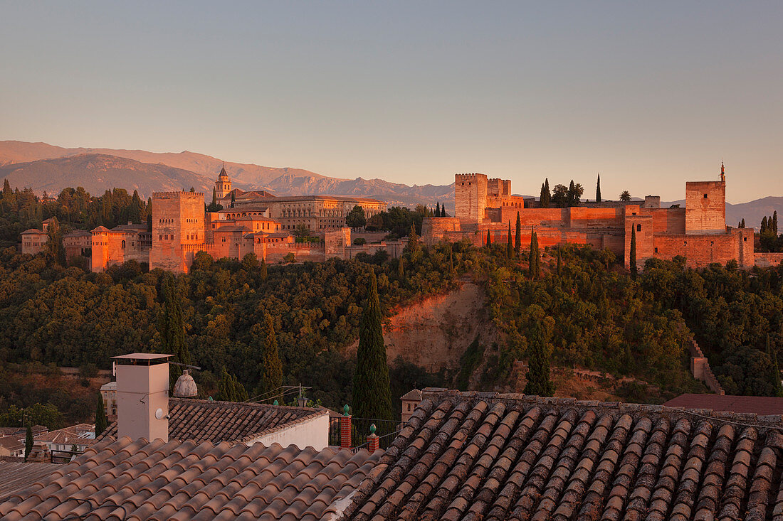 Der Alhambra-Komplexbei Sonnenuntergang von Mirador de San Nicolas aus, Granada, Provinz Granada, Andalusien, Spanien