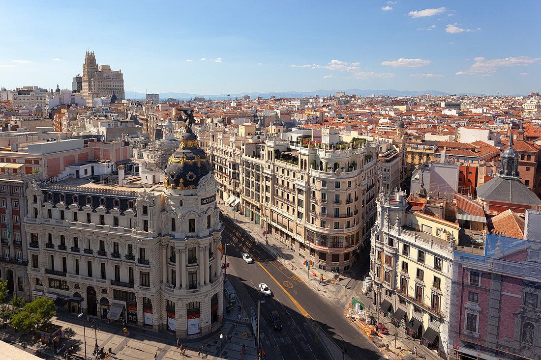 Blick über den Metropolis Palace und das historische Zentrum von Madrid von der Terrasse des Circulo de Bellas Artes, Madrid, Spanien