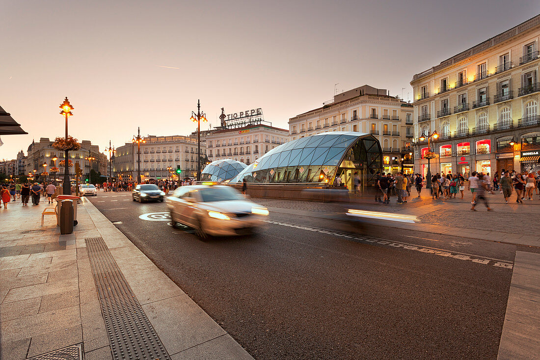 Abenddämmerung in der Puerta del Sol, Madrid, Spanien