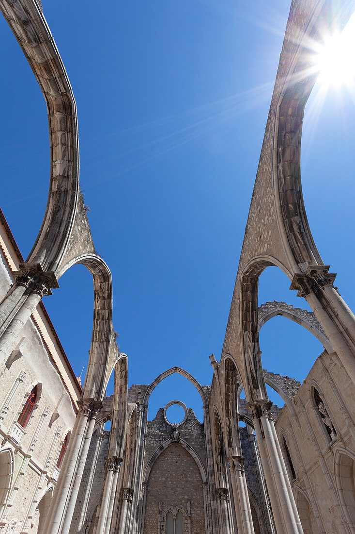 Innenbereich von Igreja do Carmo (Kloster Carmo), Stadtviertel Chiado, Lissabon, Großraum Lissabon, Portugal. Das Dach der Kirche stürzte nach dem Erdbeben von 1755 ein