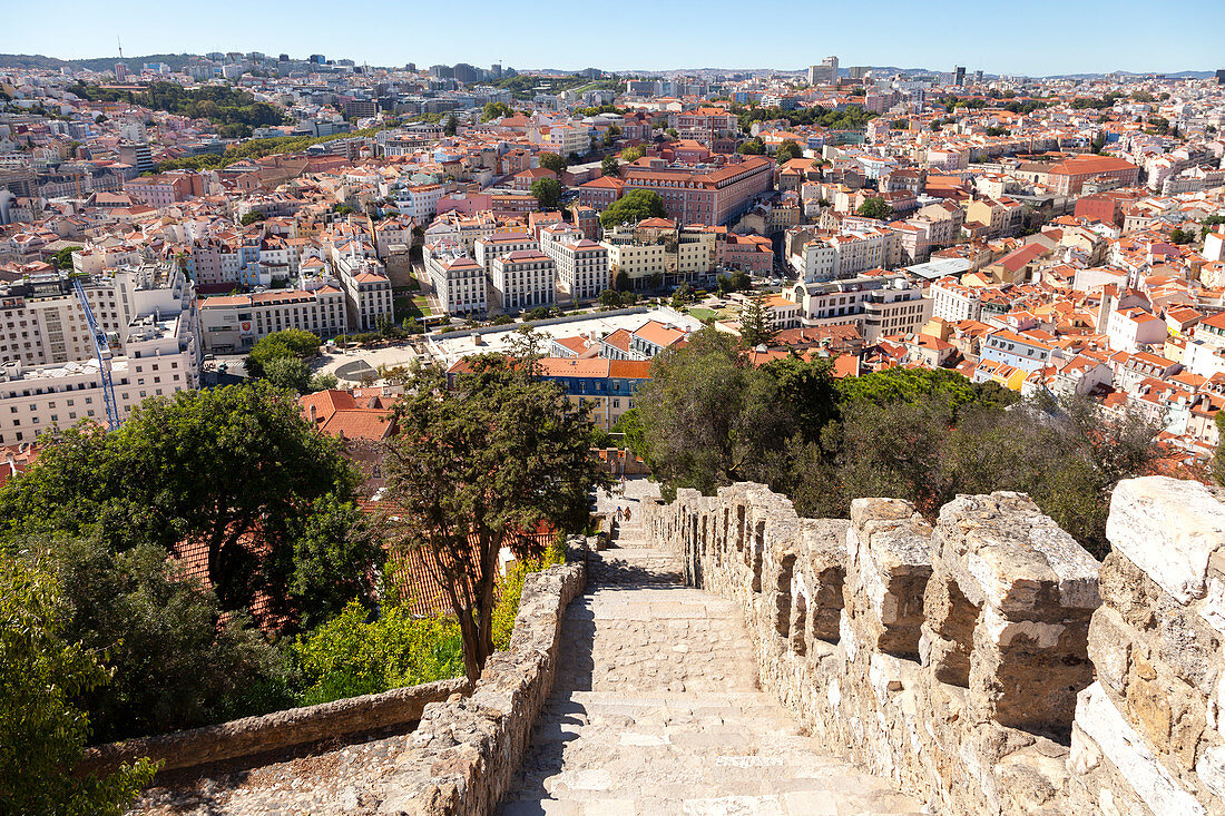 Blick über das historische Zentrum Lissabons vom Torre de São Lourenço (St.-Lorenz-Turm) des Castelo de São Jorge (St.-George-Schloss), Stadtviertel Alfama, Lissabon, Großraum Lissabon, Portugal