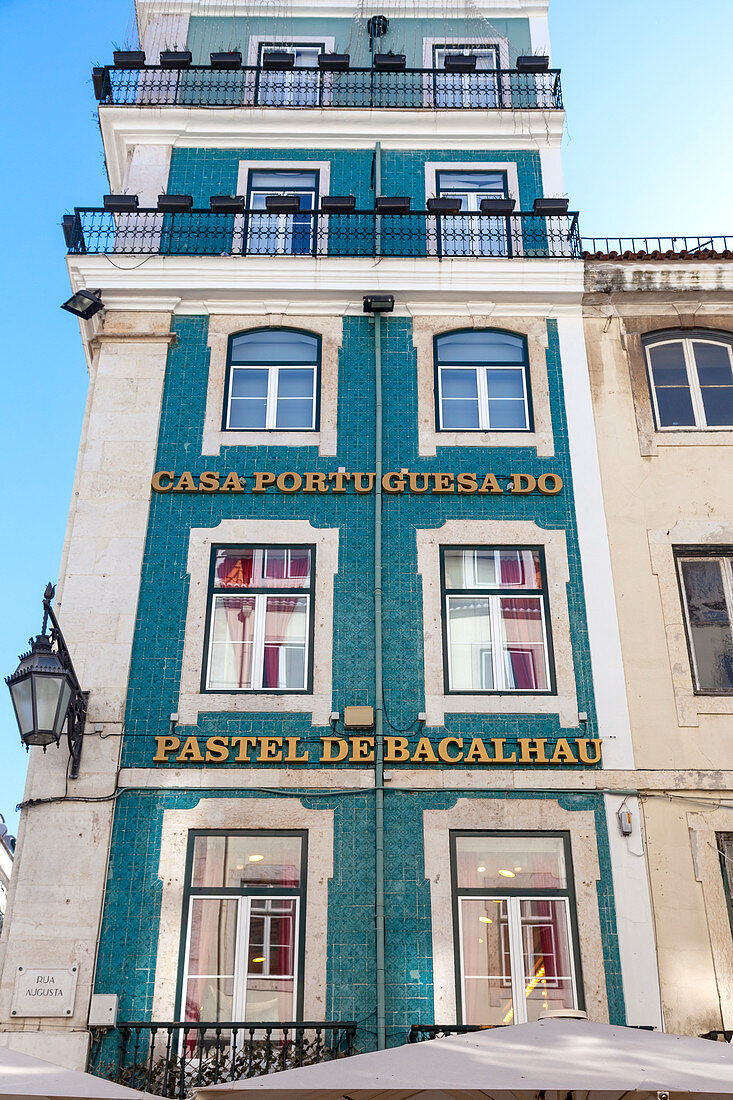 Ein traditionelles Gebäude in der Rua Augusta (Augusta-Straße), Stadtviertel Baixa, Lissabon, Portugal