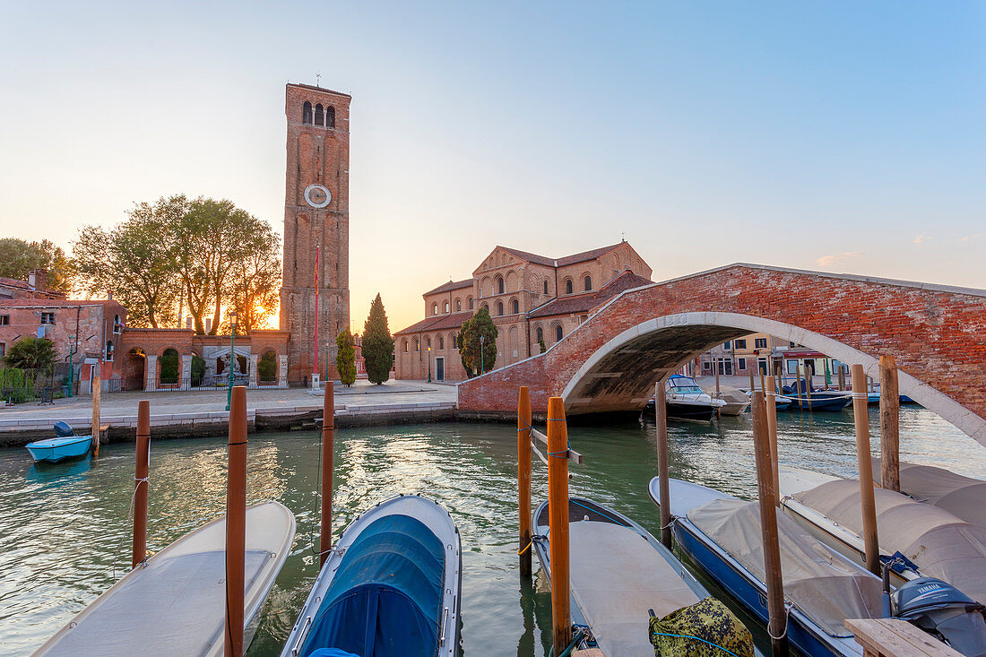 Die Kirche von Santa Maria und San Donato (Kathedrale von Murano) bei Sonnenuntergang, Insel Murano, Venedig, Venetien, Italien