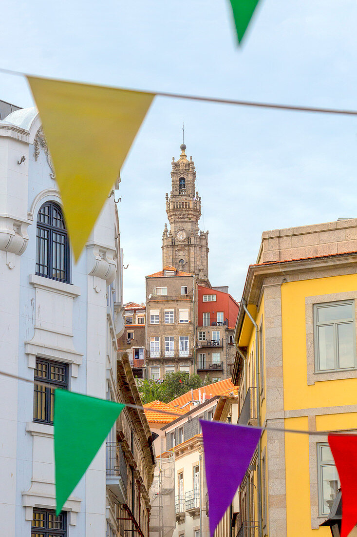 Der Clérigos-Turm aus den Gassen der Altstadt von Porto, Region Norte, Portugal