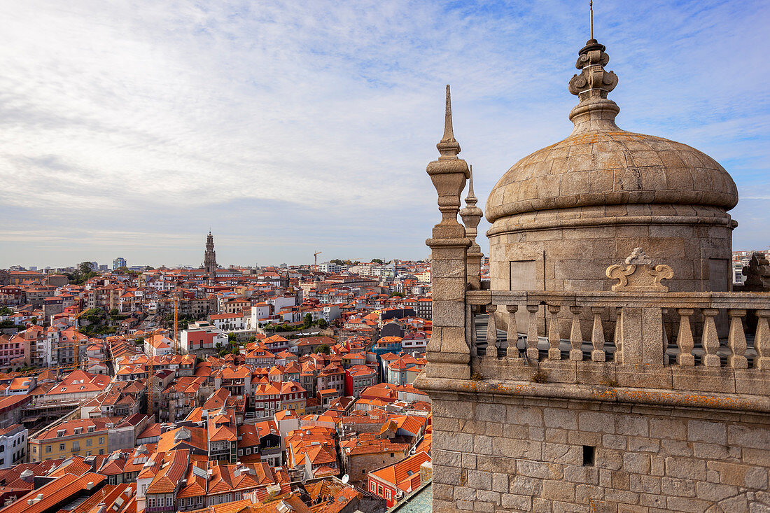 Blick über die Innenstadt von Porto von den Türmen der Kathedrale von Porto (Sé do Porto), Porto, Region Norte, Portugal